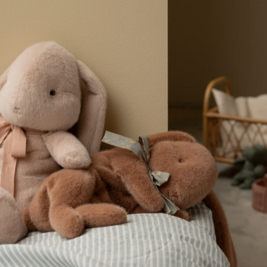 Maileg Sleeping bunny plush - Small in Soft brown
